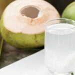 Agua de coco: una bebida natural para prevenir piedras en los riñones