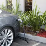 Carga tu vehículo eléctrico en una estación de carga pública